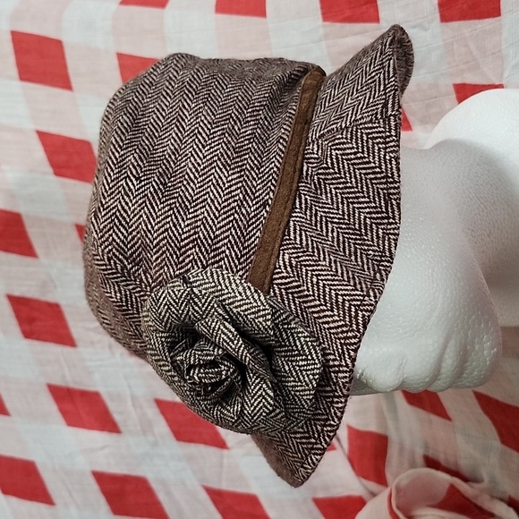 Classic Herringbone Wool Blend Newsboy Cap with Floral Detail - Picture 1 of 4